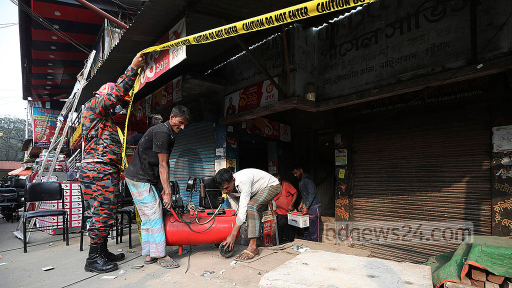 চট্টগ্রামে হেলে পড়া ভবন ভেঙে ফেলার তাগিদ
