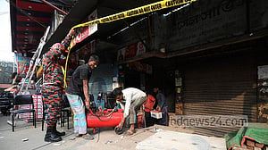 চট্টগ্রামে হেলে পড়া ভবন ভেঙে ফেলার তাগিদ