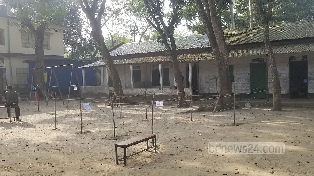 গাইবান্ধায় ভোটের পরিবেশ, ইভিএমে খুশি ভোটাররা