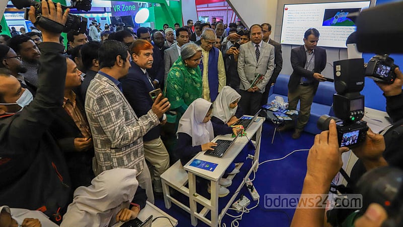 বঙ্গবন্ধু আন্তর্জাতিক সম্মেলন কেন্দ্রে বৃহস্পতিবার ডিজিটাল বাংলাদেশ মেলার প্রথম দিন বিভিন্ন স্টল ঘুরে দেখেন শিক্ষামন্ত্রী দীপু মনি, ডাক ও টেলিযোগাযোগ বিভাগের মন্ত্রী মোস্তাফা জব্বারসহ অতিথিরা। ছবি: আসিফ মাহমুদ অভি