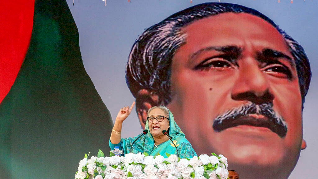 রাজশাহীতে নৌকায় ভোট চাইলেন প্রধানমন্ত্রী
