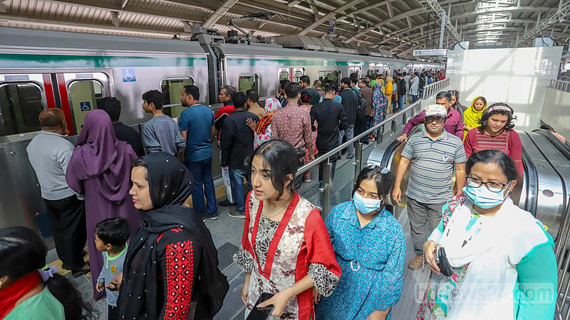 সাপ্তাহিক ছুটির দিন শনিবার সকালে মেট্রোরেলে চড়তে আগারগাঁও স্টেশনে প্লাটফর্মে যাত্রীদের ভিড়। ছবি: আসিফ মাহমুদ অভি