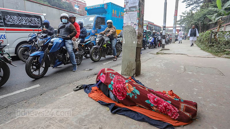 কনকনে শীত এখন সারাদেশে; ঢাকায়ও উঁকি দিচ্ছে না সূর্য, বিপাকে ছিন্নমূল মানুষরা। এমনই একজনকে বুধবার তেজগাঁও এলাকায় সড়কের পাশে ঘুমাতে দেখা যায়। শীত থেকে বাঁচতে চাদর মুড়ি দিয়েছিলেন তিনি। ছবি: আসিফ মাহমুদ অভি