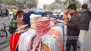 শীতের কাঁপনে গরম কাপড় কেনার ধুম