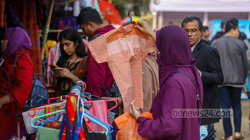 ঢাকায় শিল্পকলা একাডেমি প্রাঙ্গণে পার্বত্য মেলার শেষ দিনে একটি স্টলে পাহাড়ি পোশাক দেখছেন এক দর্শনার্থী।&amp;nbsp;ছবি: মাহমুদ জামান অভি