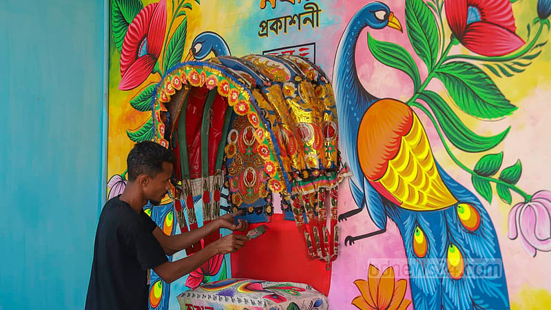 অমর একুশে বইমেলার স্টল আকর্ষণীয় করে উপস্থাপনে চলছে নানা প্রস্তুতি।&amp;nbsp;ছবি: মাহমুদ জামান অভি