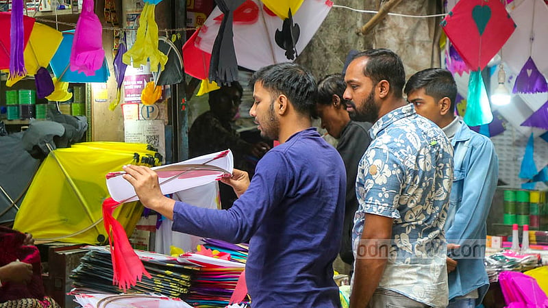 শাঁখারীবাজারের ঘুড়ি দেখছেন এক ক্রেতা। কাগজের ঘুড়ির ছাড়াও সেখানে রয়েছে পলিথিনের বাহারি ঘুড়ি।&amp;nbsp;ছবি: মাহমুদ জামান অভি