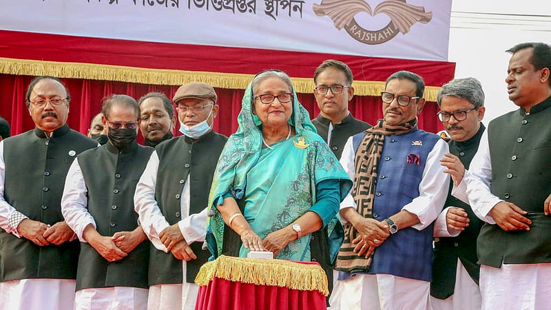 রাজশাহীর ঐতিহাসিক মাদ্রাসা মাঠে রোববার জনসভার আগে বিভিন্ন প্রকল্পের উদ্বোধন ও ভিত্তিপ্রস্তর স্থাপন করেন প্রধানমন্ত্রী শেখ হাসিনা।