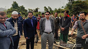 লামার ম্রো পাড়ায় মানবাধিকার কমিশন, শুনলেন ঘর পোড়াদের কথা