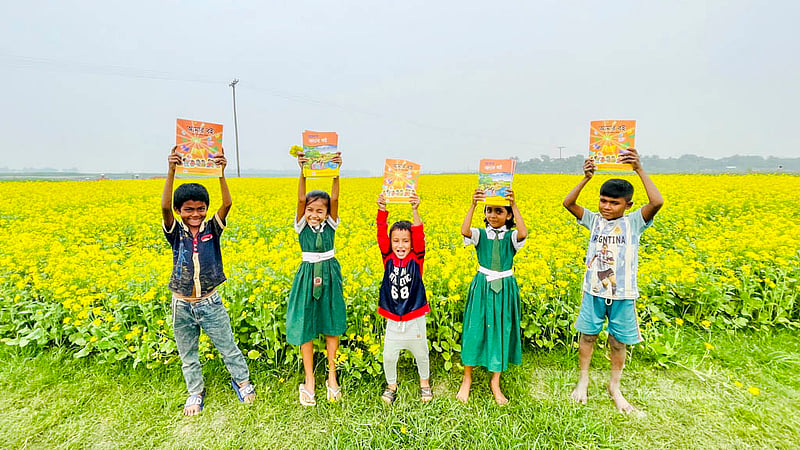 নতুন বছরের প্রথম দিন রোববার নতুন বই পেয়ে উচ্ছ্বসিত কিশোরগঞ্জের মিঠামইন উপজেলার মহিষারকান্দি সরকারি প্রাথমিক বিদ্যালয়ের প্রাক-প্রাথমিকের শিক্ষার্থীরা। ছবি: মোজাহিদুল ইসলাম