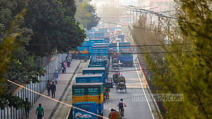 কোন বা পথে চলব, ঢাকা?
