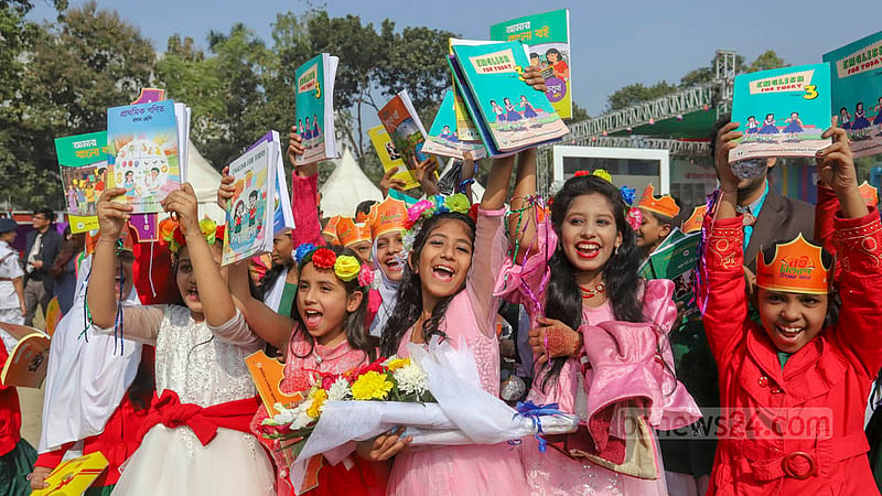 নতুন বই নিয়ে নতুন ক্লাসে ওঠার আনন্দে উচ্ছ্বসিত শিশুরা। ছবি: আসিফ মাহমুদ অভি