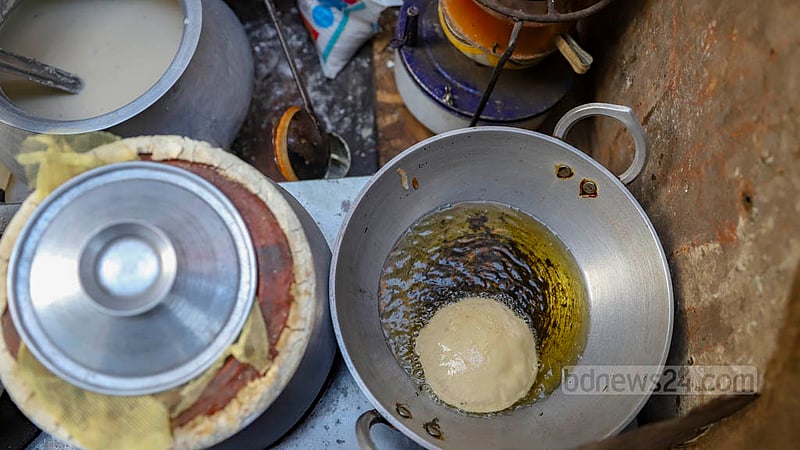 দুই ভাইবোনের এ পিঠার দোকানে সারা বছর পাওয়া যায় চিতই, ডিম চিতই, ভাপা ও তেলের পিঠা।&amp;nbsp;ছবি: মাহমুদ জামান অভি
