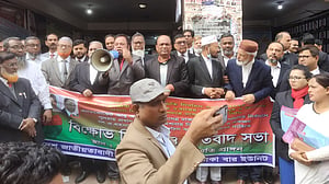 ঢাকা বার নির্বাচন: নির্বাচন কমিশনারকে নিয়ে আপত্তি বিএনপিপন্থিদের