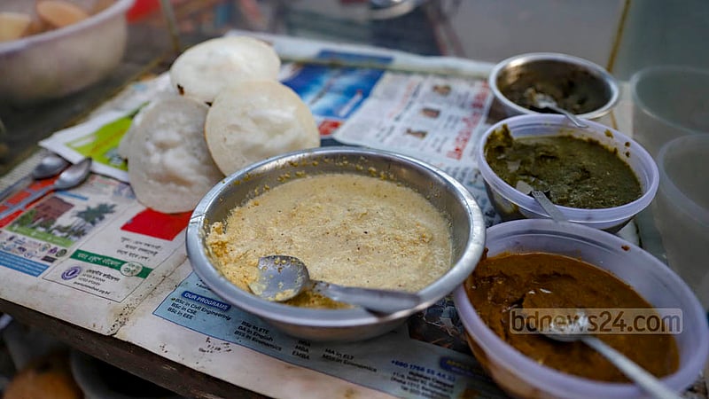 চিতই পিঠা বানানোর পর সাজিয়ে রাখা হয়েছে বিক্রির জন্য; সঙ্গে রয়েছে নানা পদের ভর্তা।&amp;nbsp;ছবি: মাহমুদ জামান অভি