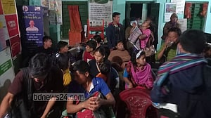 গোলাগুলির মধ্যে পাড়াছাড়া রুমার ৭০টি মারমা ও বম পরিবার
