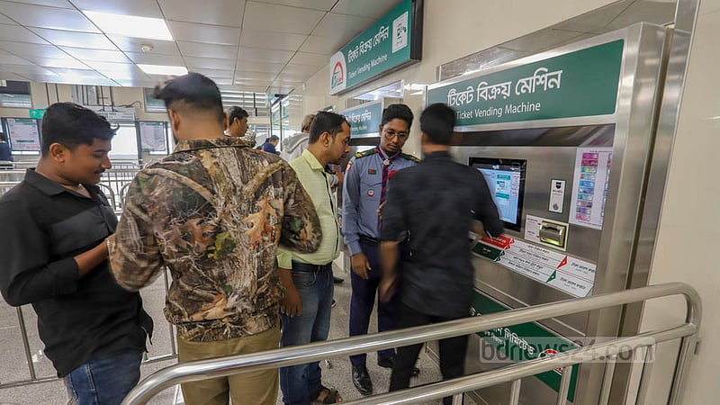 পল্লবী স্টেশন থেকে টিকেট কাটছেন মেট্রোরেলের যাত্রীরা। ছবি: আসিফ মাহমুদ অভি