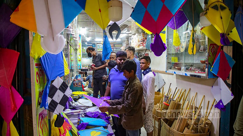 ঘুড়ি ওড়ানোর অনুষঙ্গ নাটাই; শাঁখারীবাজারে ঘুড়ির দোকানে সাজিয়ে রাখা হয়েছে নানা আকারের নাটাই। দাম ১০০ থেকে শুরু করে ১০০০ টাকার মধ্যে।&amp;nbsp;ছবি: মাহমুদ জামান অভি