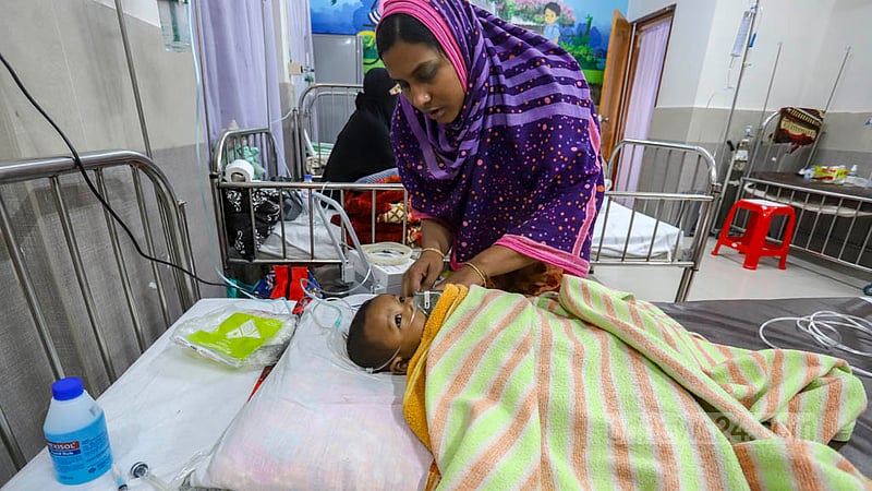 বরিশালের ৮ মাস বয়সী তাহসান ইসলাম জুনায়েদ শ্বাসকষ্টসহ ঠাণ্ডাজনিত রোগে ভুগছে বেশকিছু দিন ধরে। ঢাকা শিশু হাসপাতালে তাকে ভর্তি করা হয়েছে ১৮ দিন আগে। ছবি: আসিফ মাহমুদ অভি