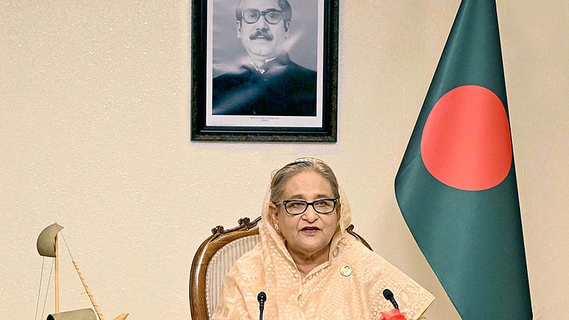 প্রধানমন্ত্রী শেখ হাসিনা বৃহস্পতিবার গণভবন থেকে ভার্চুয়ালি যুক্ত হয়ে বঙ্গবন্ধু আন্তর্জাতিক সম্মেলন কেন্দ্রে তিন দিনের ‘ডিজিটাল বাংলাদেশ মেলা’ উদ্বোধন করেন। ছবি: পিএমও