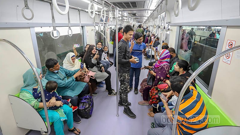 সাপ্তাহিক ছুটির দিন শনিবার সকালে আগারগাঁও স্টেশন থেকে ছেড়ে যাওয়া মেট্রোরেলে যাত্রীদের ভিড়। উত্তরার দিয়াবাড়ী থেকে আগারগাঁও পর্যন্ত চালু হওয়া মেট্রোট্রেন এখন পল্লবী স্টেশনেও থামছে। ছবি: আসিফ মাহমুদ অভি