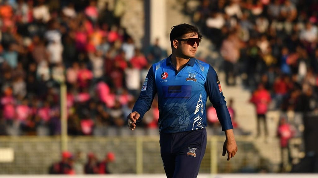 ভুল জার্সি পরে শাস্তি পেলেন মিজানুর ও হামজা