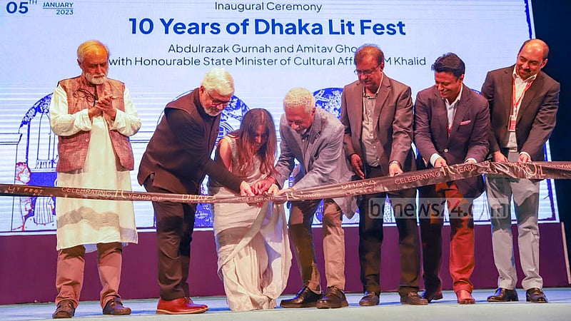 বাংলা একাডেমিতে বৃহস্পতিবার ফিতা কেটে ঢাকা লিট ফেস্টের দশম আসর উদ্বোধন করেন অতিথিরা।&amp;nbsp;ছবি: মাহমুদ জামান অভি