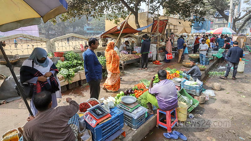 ফুটপাত দখল করে গড়ে ওঠা বাজারের ছবিটি ঢাকার মিরপুর চিড়িয়াখানা রোডের ঈদগাঁ মাঠ এলাকার। ছবি: আসিফ মাহমুদ অভি
