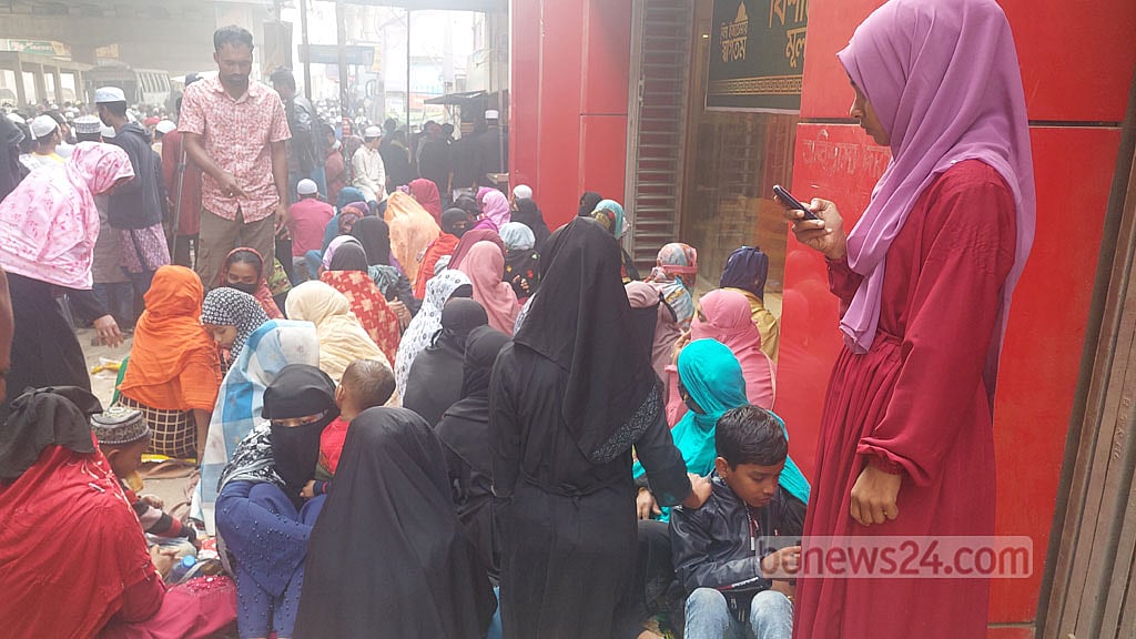 আখেরি মোনাজাতে অংশ নিয়েছেন নারীরা, মোবাইল ফোনে অনেকে