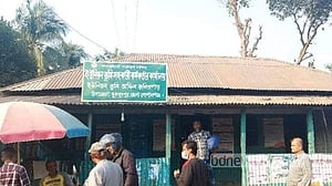 গোপালগঞ্জে ভূমি কর্মকর্তা বিরুদ্ধে টাকা হাতিয়ে নেওয়ার অভিযোগ