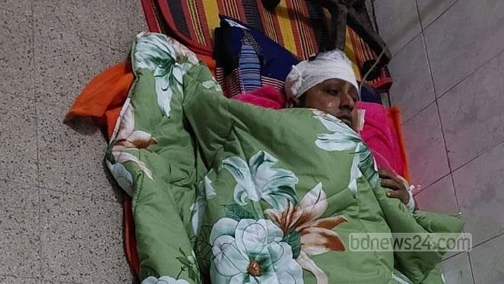 চাঁপাইনবাবগঞ্জে সাব-রেজিস্ট্রারের ওপর হামলার প্রতিবাদে কর্মবিরতি