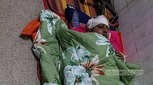 চাঁপাইনবাবগঞ্জে সাব-রেজিস্ট্রারের ওপর হামলার প্রতিবাদে কর্মবিরতি