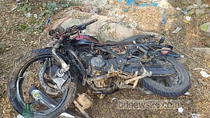 বাস-মোটরসাইকেল সংঘর্ষ: একই পরিবারের নিহত ৩