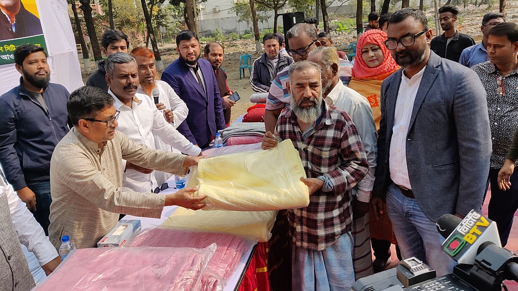 ঢাকায় দুঃস্থদের হাতে প্রধানমন্ত্রীর ‘উপহারের’ শীতবস্ত্র