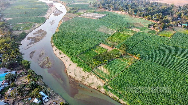 ভারতের ত্রিপুরা রাজ্যের লংতরাই পর্বত ও লুসাই পর্বতসহ অসংখ্য পাহাড়ি স্রোতধারা মিলে সৃষ্টি হয়েছে মাইনী নদী। খাগড়াছড়ির দীঘিনালা হয়ে কাপ্তাই লেকে মিলিত হয়েছে নদীটি। ৭৫ কিলোমিটার দৈর্ঘ্যের মাইনীর তীর ঘেষে শস্যের আবাদ হয়। 