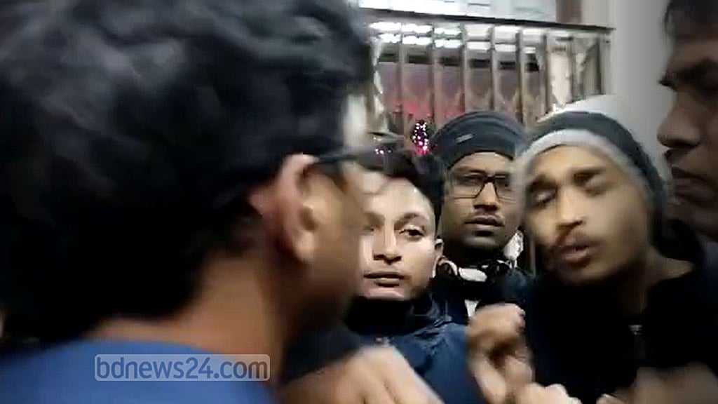 জাবি ক্যাম্পাসে উত্ত্যক্তের অভিযোগে বহিরাগতকে ‘মারধর’, পরে পুলিশে হস্তান্তর