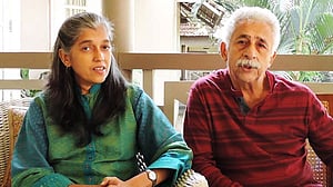 নাসিরুদ্দিন শাহ মুখ খুলুক, চান না স্ত্রী