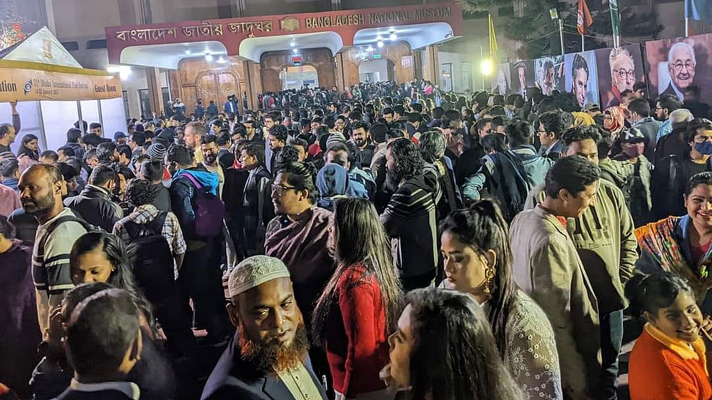 প্রিমিয়ারে এমন সাড়া, ‘সাঁতাও’ তবু হল পাবে না?