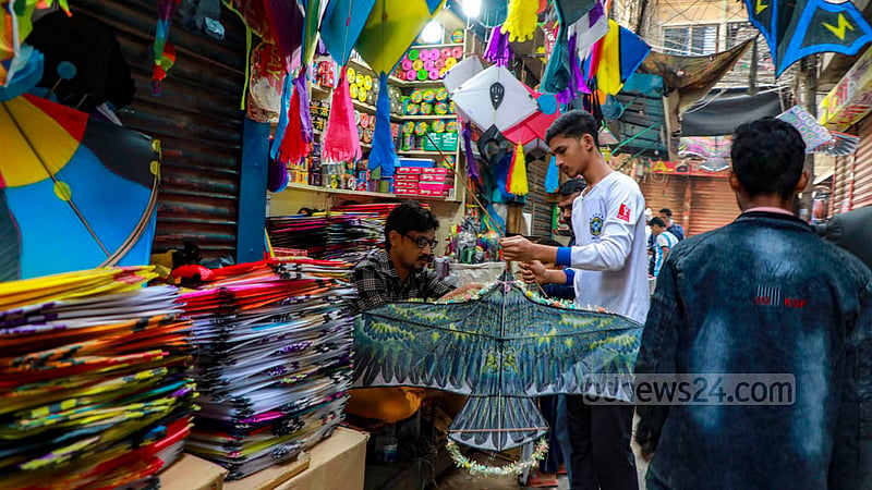 পুরান ঢাকার শাঁখারীবাজারে শাঁখা, পিতল আর পূজার নানা সামগ্রী বছরজুড়ে বিক্রি হলেও সাকরাইন উৎসবের আগে সেখানে মিলছে রঙ-বেরঙের ঘুড়ি।&amp;nbsp;ছবি: মাহমুদ জামান অভি