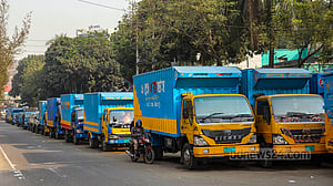 সড়ক এখনো ট্রাকের দখলে