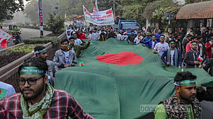 মঞ্চ ভাঙার রেশ কাটিয়ে ছাত্রলীগের বর্ণাঢ্য শোভাযাত্রা