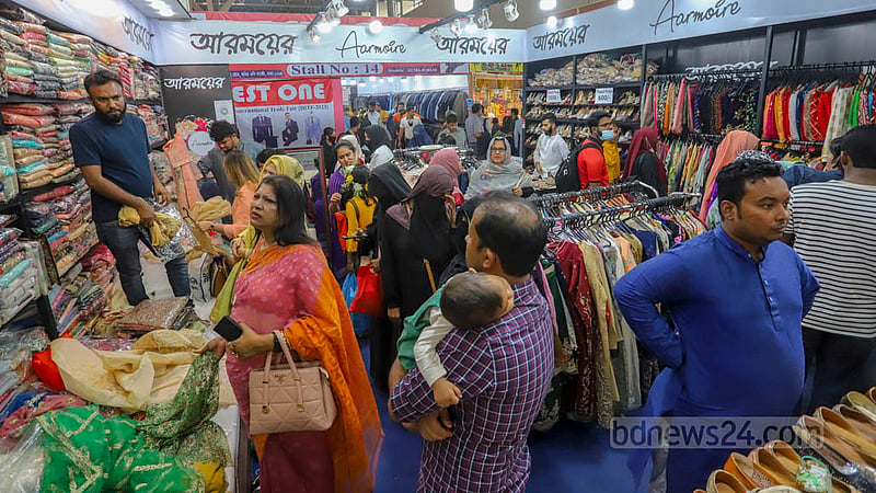 শুক্রবার পূর্বাচলের ‘বঙ্গবন্ধু বাংলাদেশ-চায়না ফ্রেন্ডশিপ এক্সিবিশন সেন্টারে’ ঢাকা আন্তর্জাতিক বাণিজ্য মেলায় সাপ্তাহিক ছুটির দিনে কাপড়ের একটি স্টলে মানুষের ভিড়। ছবি: আসিফ মাহমুদ অভি
