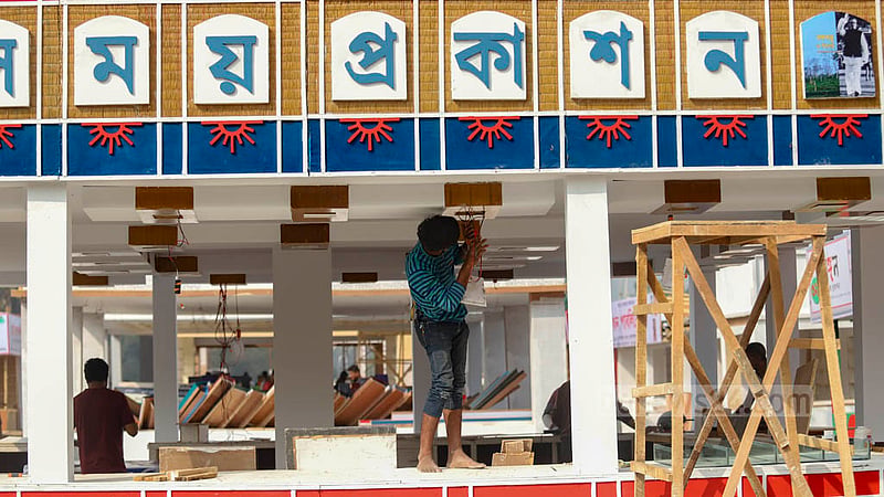 অমর একুশে বইমেলাকে সামনে রেখে সোহরাওয়ার্দী উদ্যানে স্টল তৈরির কাজে দম ফেলার ফুরসত পাচ্ছেন না কর্মীরা।&amp;nbsp;ছবি: মাহমুদ জামান অভি