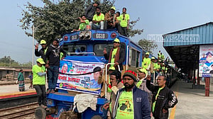 আওয়ামী লীগের জনসভায় বিশেষ ট্রেন, নাটোরে যাত্রীদের ভোগান্তি