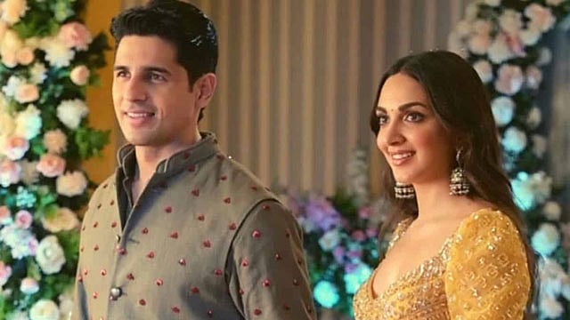ভরা মজলিসে নাচলেন সিদ্ধার্থ, বিয়ের কথায় পেলেন লজ্জা