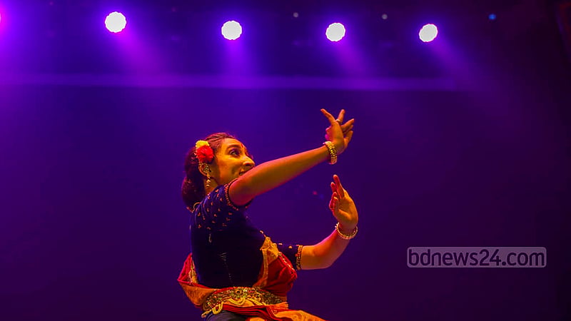 ঢাকা লিট ফেস্টের উদ্বোধন অনুষ্ঠানে বৃহস্পতিবার নৃত্য পরিবেশন করেন এক শিল্পী।&amp;nbsp;ছবি: মাহমুদ জামান অভি