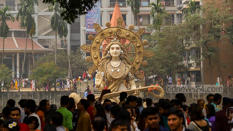 সরস্বতী পূজায় বৃহস্পতিবার ঢাকা বিশ্ববিদ্যালয়ের জগন্নাথ হলের পুকুরে বিদ্যাদেবী।&amp;nbsp;ছবি: মাহমুদ জামান অভি