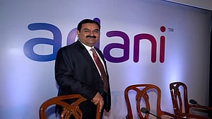 আদানি সাম্রাজ্য টালমাটাল