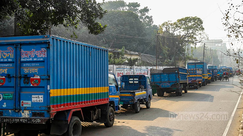 তেজগাঁও ট্রাক স্ট্যান্ডের সামনে মেয়র আনিসুল হক সড়কের ওপর এমনভাবে ট্রাক রাখা হয়েছে যে রিকশার জন্য একটি লেইন করা হয়েছে তা চোখেই পড়ে না।&amp;nbsp;ছবি: মাহমুদ জামান অভি
