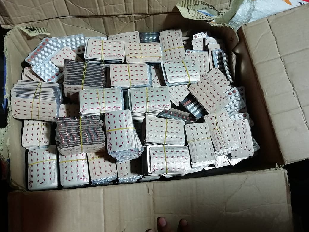 হাজারী গলিতে অভিযানে হাজার অননুমোদিত ওষুধ জব্দ